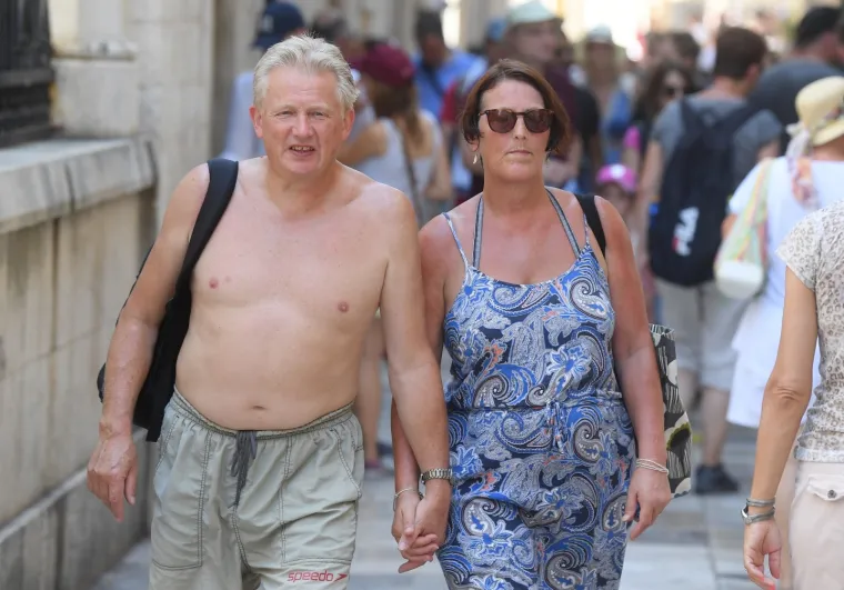 TURISTI U DUBROVNIKU NE MARE ZA PRAVILA: Evo u kakvim sve izdanjima &scaron;eću gradom, a komunalnog redara nigdje na vidiku