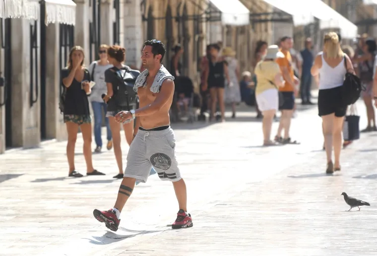 TURISTI U DUBROVNIKU NE MARE ZA PRAVILA: Evo u kakvim sve izdanjima &scaron;eću gradom, a komunalnog redara nigdje na vidiku