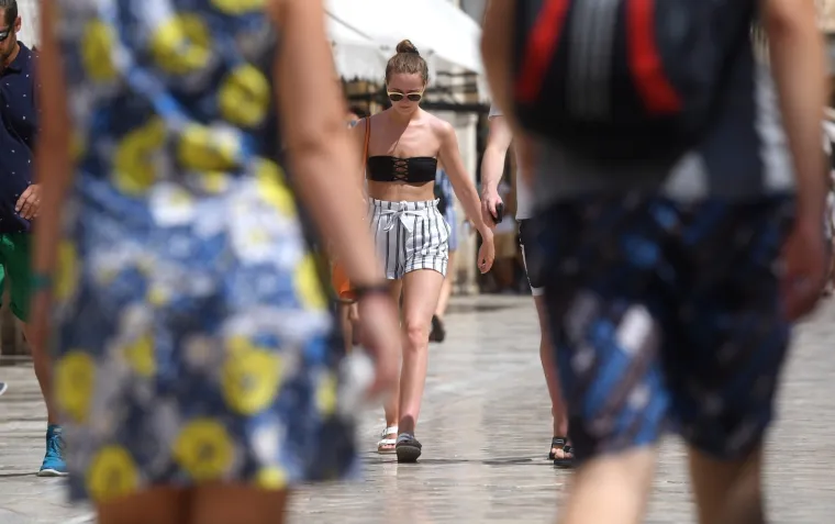 TURISTI U DUBROVNIKU NE MARE ZA PRAVILA: Evo u kakvim sve izdanjima &scaron;eću gradom, a komunalnog redara nigdje na vidiku