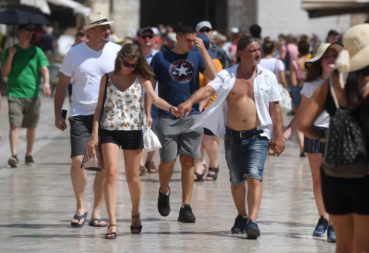 TURISTI U DUBROVNIKU NE MARE ZA PRAVILA: Evo u kakvim sve izdanjima &scaron;eću gradom, a komunalnog redara nigdje na vidiku