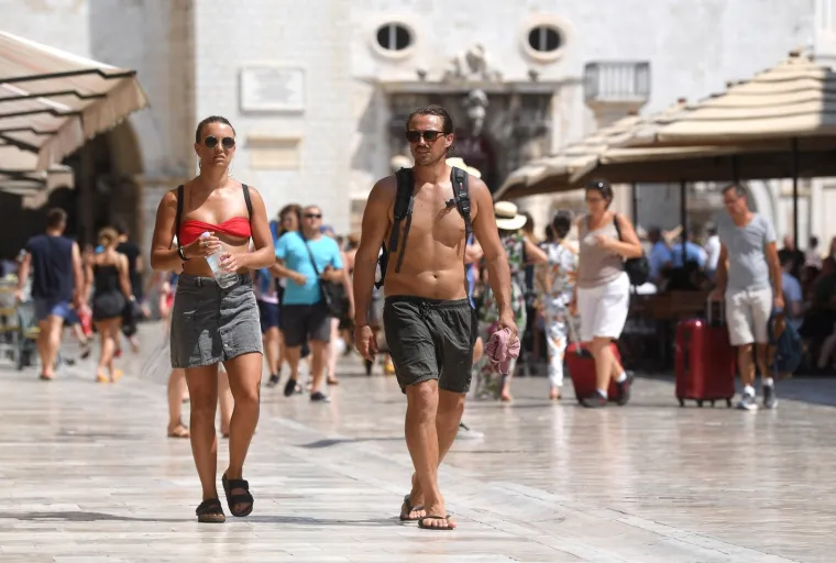 TURISTI U DUBROVNIKU NE MARE ZA PRAVILA: Evo u kakvim sve izdanjima &scaron;eću gradom, a komunalnog redara nigdje na vidiku