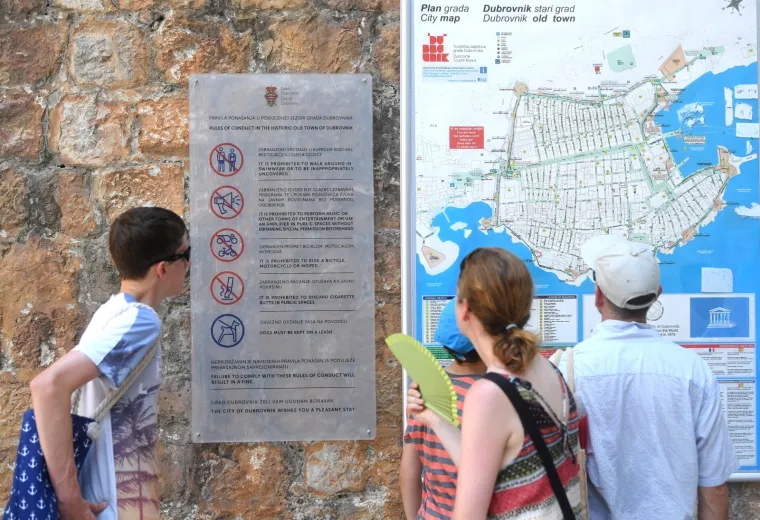TURISTI U DUBROVNIKU NE MARE ZA PRAVILA: Evo u kakvim sve izdanjima &scaron;eću gradom, a komunalnog redara nigdje na vidiku