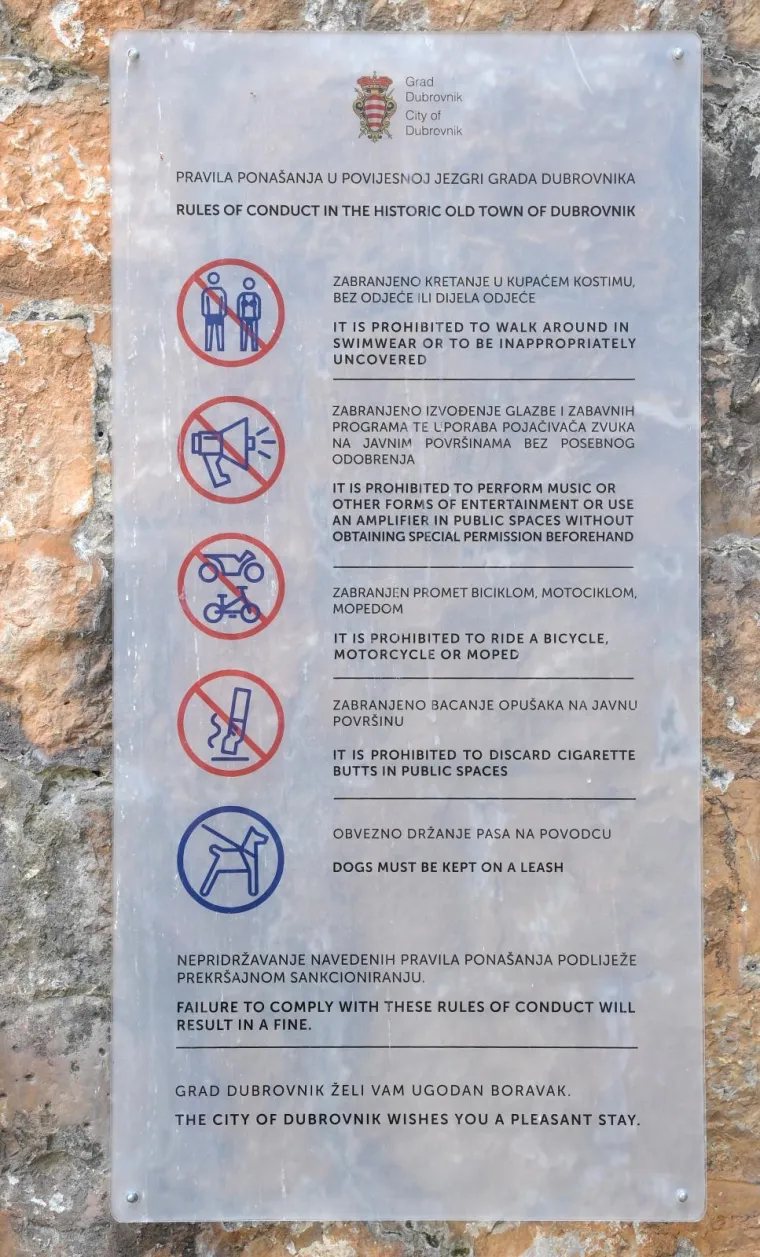 TURISTI U DUBROVNIKU NE MARE ZA PRAVILA: Evo u kakvim sve izdanjima &scaron;eću gradom, a komunalnog redara nigdje na vidiku