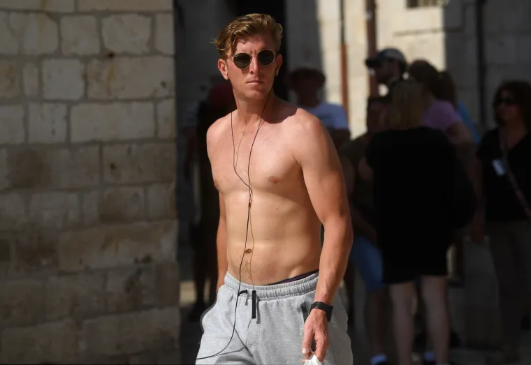 TURISTI U DUBROVNIKU NE MARE ZA PRAVILA: Evo u kakvim sve izdanjima &scaron;eću gradom, a komunalnog redara nigdje na vidiku