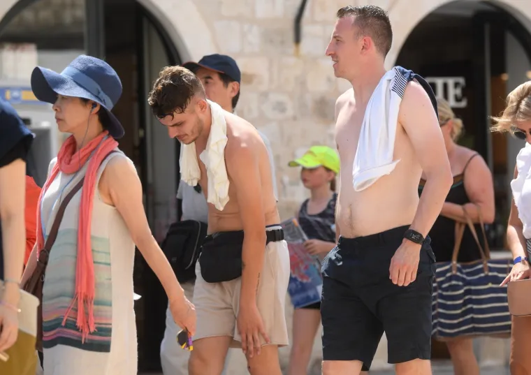 TURISTI U DUBROVNIKU NE MARE ZA PRAVILA: Evo u kakvim sve izdanjima &scaron;eću gradom, a komunalnog redara nigdje na vidiku