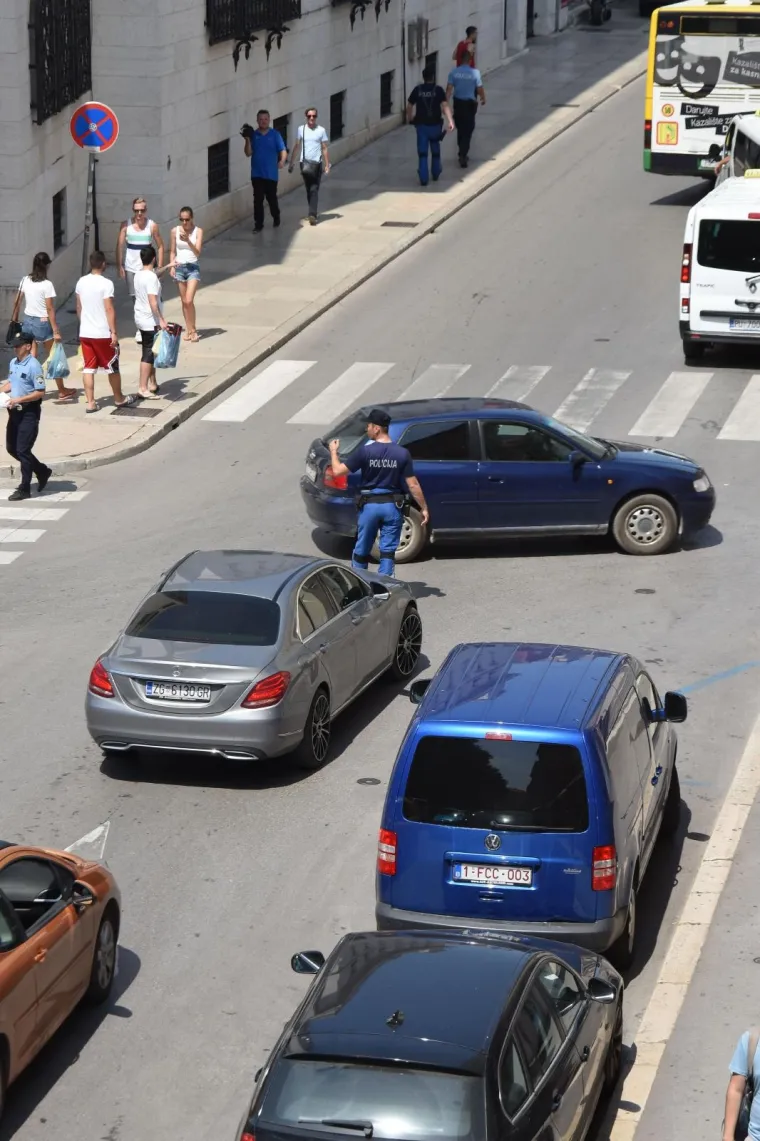 Gradski taksisti u Puli blokirali promet u znak prosvjeda protiv konkurencije