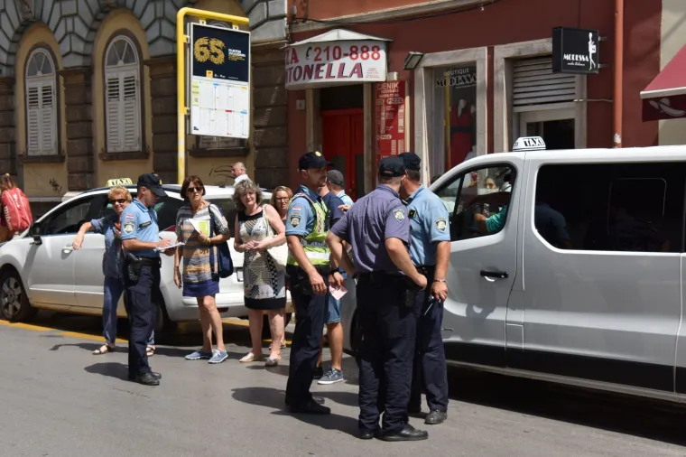 Gradski taksisti u Puli blokirali promet u znak prosvjeda protiv konkurencije
