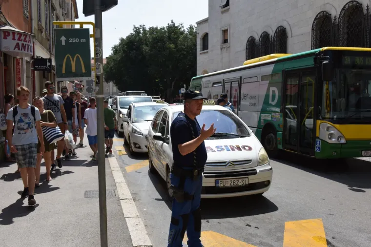 Gradski taksisti u Puli blokirali promet u znak prosvjeda protiv konkurencije