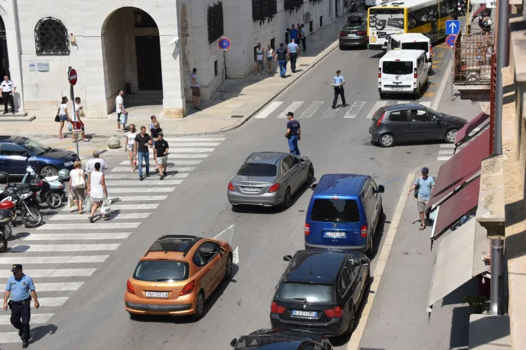 Gradski taksisti u Puli blokirali promet u znak prosvjeda protiv konkurencije