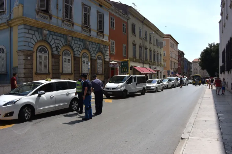 Gradski taksisti u Puli blokirali promet u znak prosvjeda protiv konkurencije