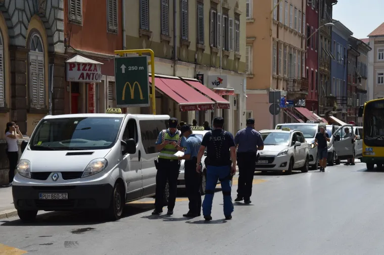 Gradski taksisti u Puli blokirali promet u znak prosvjeda protiv konkurencije