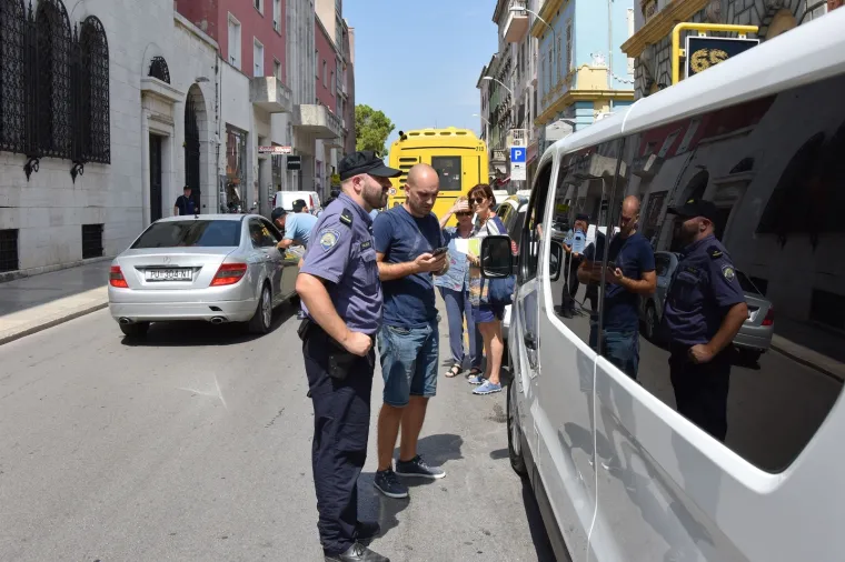 Gradski taksisti u Puli blokirali promet u znak prosvjeda protiv konkurencije