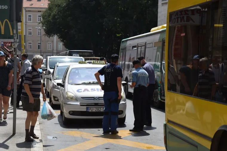 Gradski taksisti u Puli blokirali promet u znak prosvjeda protiv konkurencije