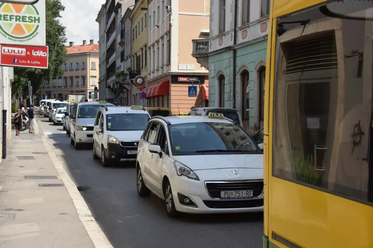 Gradski taksisti u Puli blokirali promet u znak prosvjeda protiv konkurencije