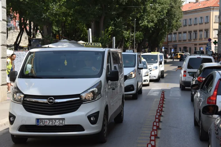 Gradski taksisti u Puli blokirali promet u znak prosvjeda protiv konkurencije
