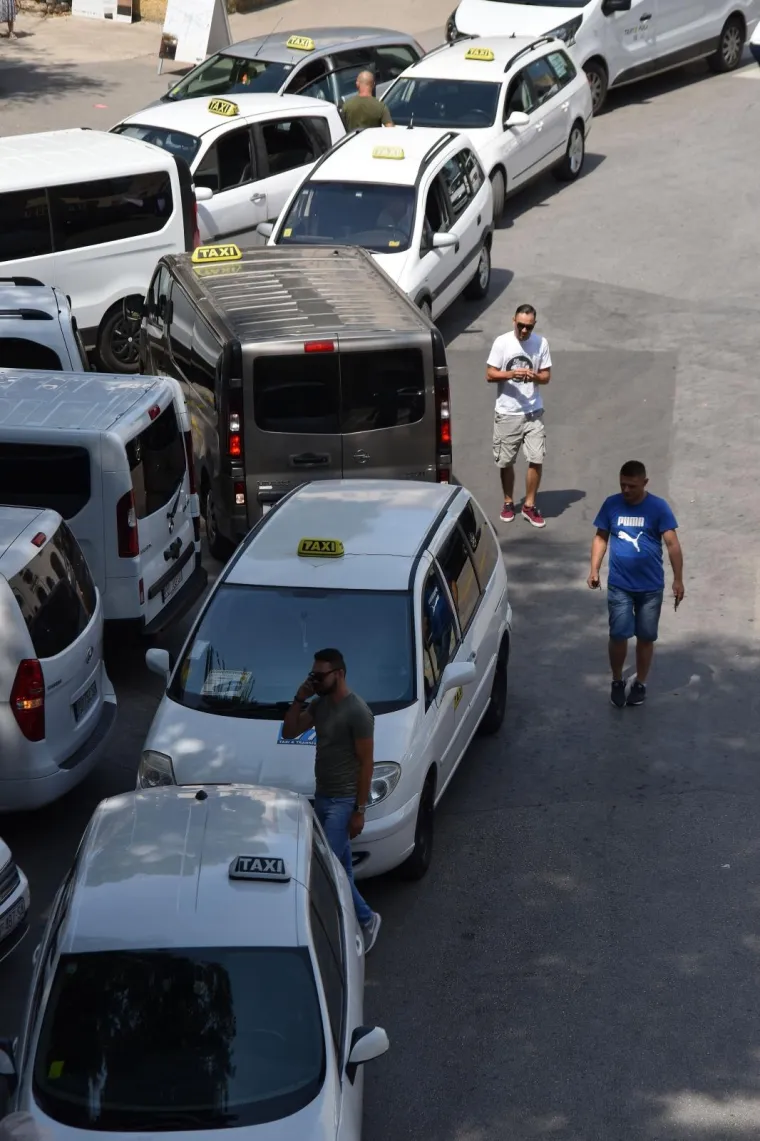 Gradski taksisti u Puli blokirali promet u znak prosvjeda protiv konkurencije