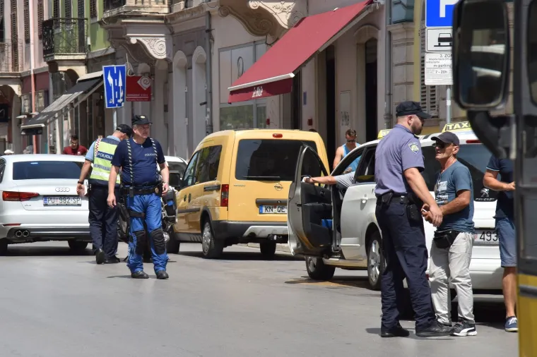 Gradski taksisti u Puli blokirali promet u znak prosvjeda protiv konkurencije