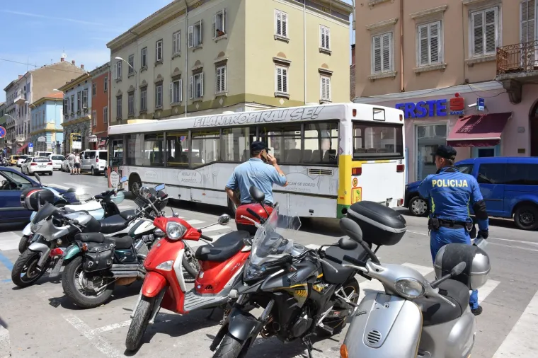 Gradski taksisti u Puli blokirali promet u znak prosvjeda protiv konkurencije