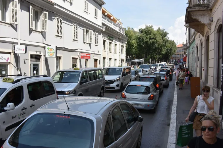 Gradski taksisti u Puli blokirali promet u znak prosvjeda protiv konkurencije