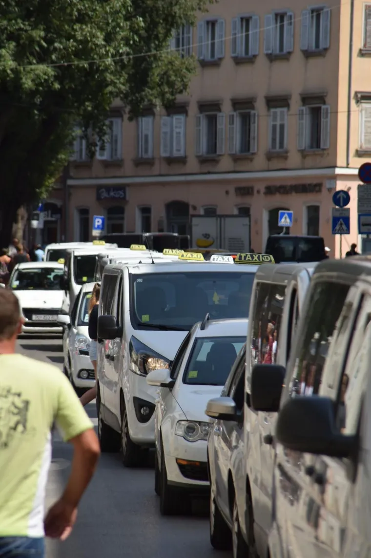 Gradski taksisti u Puli blokirali promet u znak prosvjeda protiv konkurencije