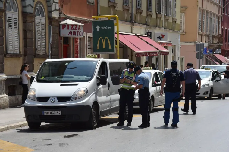 Gradski taksisti u Puli blokirali promet u znak prosvjeda protiv konkurencije