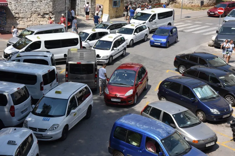 Gradski taksisti u Puli blokirali promet u znak prosvjeda protiv konkurencije