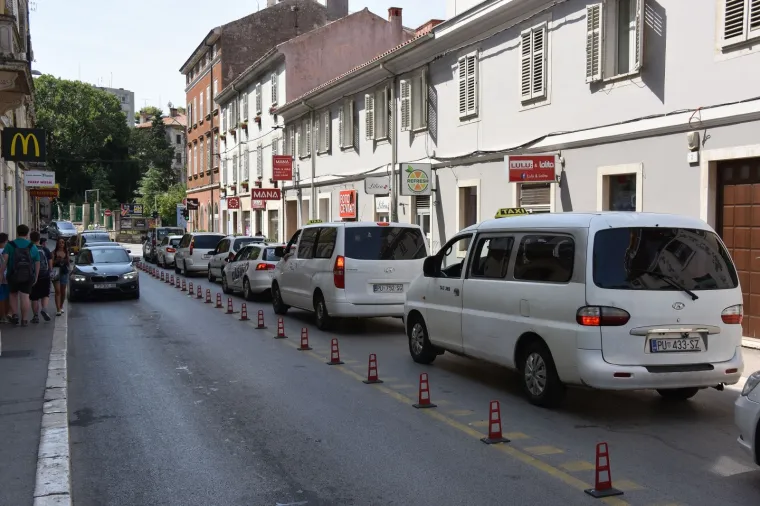 Gradski taksisti u Puli blokirali promet u znak prosvjeda protiv konkurencije