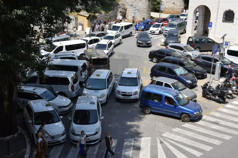 Gradski taksisti u Puli blokirali promet u znak prosvjeda protiv konkurencije