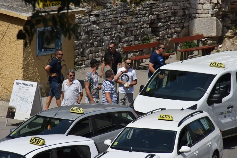 Gradski taksisti u Puli blokirali promet u znak prosvjeda protiv konkurencije