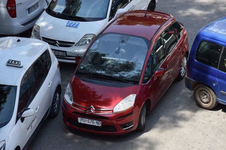 Gradski taksisti u Puli blokirali promet u znak prosvjeda protiv konkurencije