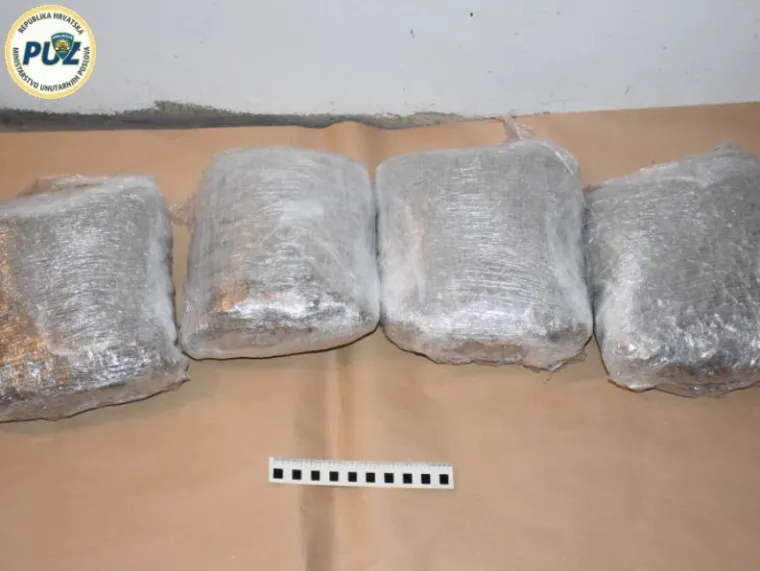 Kriminalističkim istraživanjem, temeljem prikupljenih saznanja da se 33-godi&scaron;njak bavi preprodajom marihuane, kokaina i heroina te da na zapadnom području Zagreba posjeduje nekoliko garaža u kojima skriva navedenu drogu policijski službenici Službe kriminaliteta droga su u četvrtak zatekli i uhitili navedenu osobu u podzemnoj garaži  pored osobnog automobila marke Opel Astra zagrebačkih registarskih oznaka.