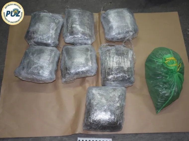 Kriminalističkim istraživanjem, temeljem prikupljenih saznanja da se 33-godi&scaron;njak bavi preprodajom marihuane, kokaina i heroina te da na zapadnom području Zagreba posjeduje nekoliko garaža u kojima skriva navedenu drogu policijski službenici Službe kriminaliteta droga su u četvrtak zatekli i uhitili navedenu osobu u podzemnoj garaži  pored osobnog automobila marke Opel Astra zagrebačkih registarskih oznaka.