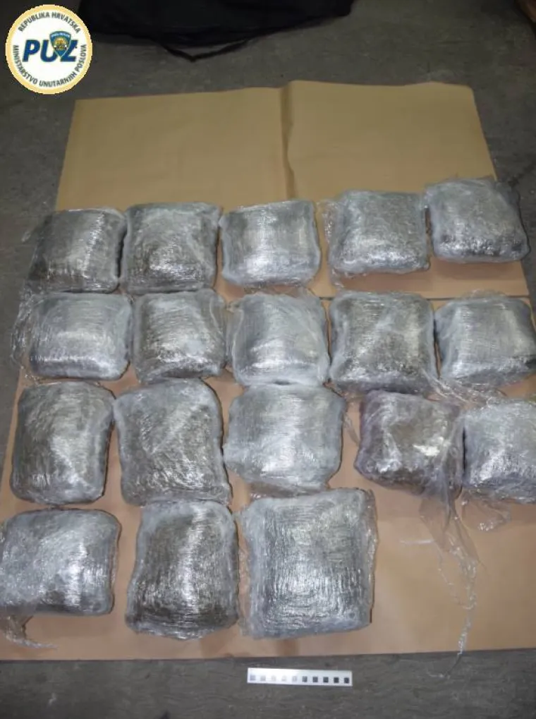 Kriminalističkim istraživanjem, temeljem prikupljenih saznanja da se 33-godi&scaron;njak bavi preprodajom marihuane, kokaina i heroina te da na zapadnom području Zagreba posjeduje nekoliko garaža u kojima skriva navedenu drogu policijski službenici Službe kriminaliteta droga su u četvrtak zatekli i uhitili navedenu osobu u podzemnoj garaži  pored osobnog automobila marke Opel Astra zagrebačkih registarskih oznaka.