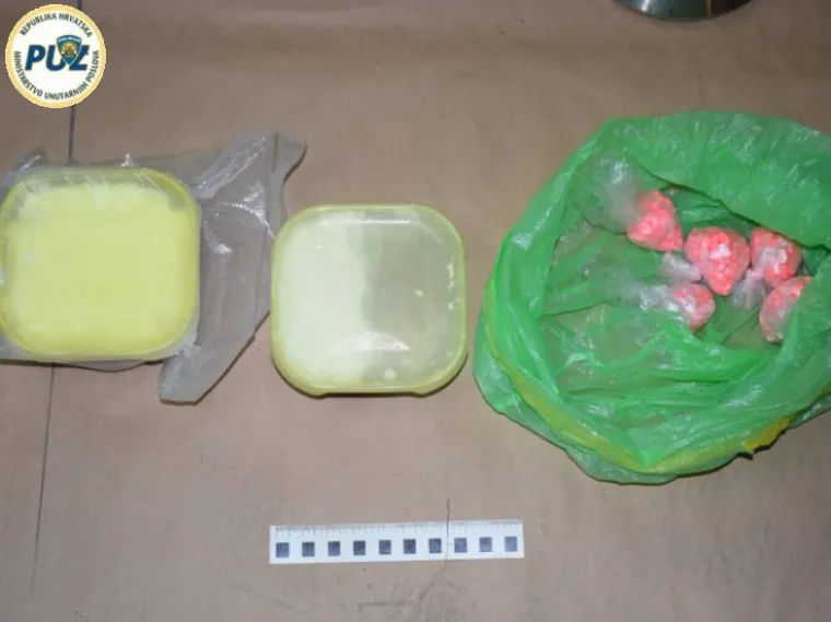 Kriminalističkim istraživanjem, temeljem prikupljenih saznanja da se 33-godi&scaron;njak bavi preprodajom marihuane, kokaina i heroina te da na zapadnom području Zagreba posjeduje nekoliko garaža u kojima skriva navedenu drogu policijski službenici Službe kriminaliteta droga su u četvrtak zatekli i uhitili navedenu osobu u podzemnoj garaži  pored osobnog automobila marke Opel Astra zagrebačkih registarskih oznaka.