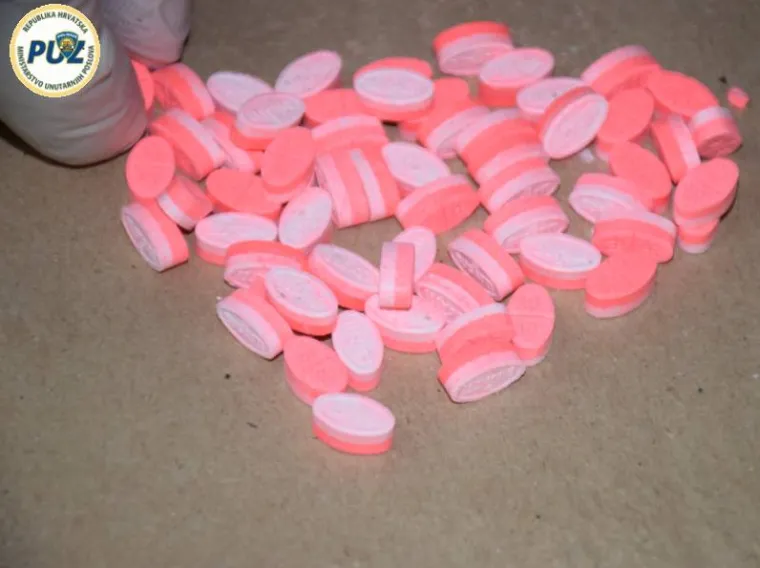 Kriminalističkim istraživanjem, temeljem prikupljenih saznanja da se 33-godi&scaron;njak bavi preprodajom marihuane, kokaina i heroina te da na zapadnom području Zagreba posjeduje nekoliko garaža u kojima skriva navedenu drogu policijski službenici Službe kriminaliteta droga su u četvrtak zatekli i uhitili navedenu osobu u podzemnoj garaži  pored osobnog automobila marke Opel Astra zagrebačkih registarskih oznaka.