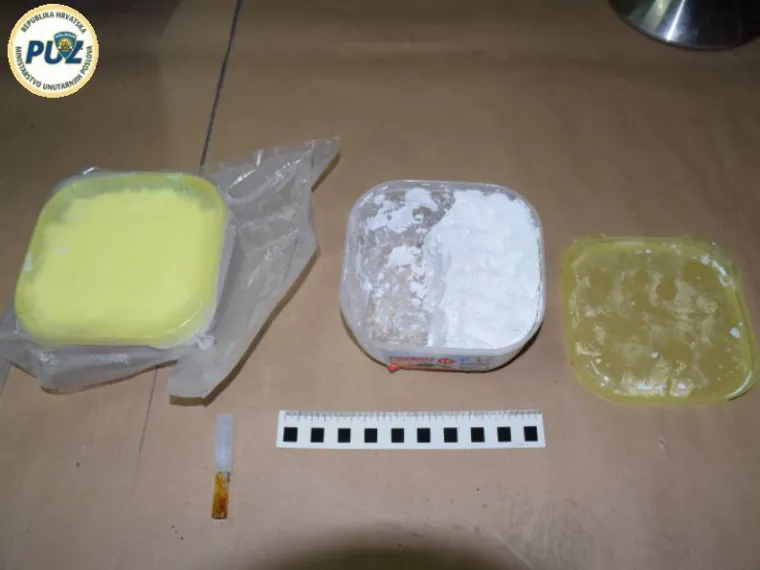 Kriminalističkim istraživanjem, temeljem prikupljenih saznanja da se 33-godi&scaron;njak bavi preprodajom marihuane, kokaina i heroina te da na zapadnom području Zagreba posjeduje nekoliko garaža u kojima skriva navedenu drogu policijski službenici Službe kriminaliteta droga su u četvrtak zatekli i uhitili navedenu osobu u podzemnoj garaži  pored osobnog automobila marke Opel Astra zagrebačkih registarskih oznaka.