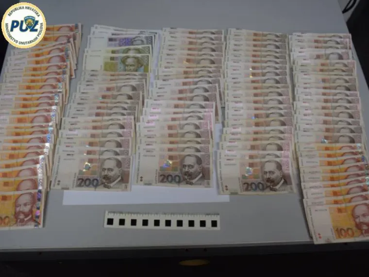 Kriminalističkim istraživanjem, temeljem prikupljenih saznanja da se 33-godi&scaron;njak bavi preprodajom marihuane, kokaina i heroina te da na zapadnom području Zagreba posjeduje nekoliko garaža u kojima skriva navedenu drogu policijski službenici Službe kriminaliteta droga su u četvrtak zatekli i uhitili navedenu osobu u podzemnoj garaži  pored osobnog automobila marke Opel Astra zagrebačkih registarskih oznaka.