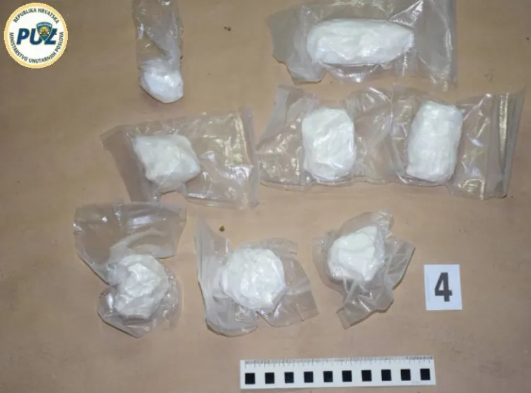 Kriminalističkim istraživanjem, temeljem prikupljenih saznanja da se 33-godi&scaron;njak bavi preprodajom marihuane, kokaina i heroina te da na zapadnom području Zagreba posjeduje nekoliko garaža u kojima skriva navedenu drogu policijski službenici Službe kriminaliteta droga su u četvrtak zatekli i uhitili navedenu osobu u podzemnoj garaži  pored osobnog automobila marke Opel Astra zagrebačkih registarskih oznaka.