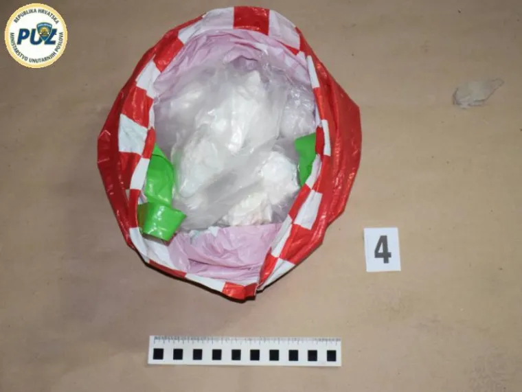 Kriminalističkim istraživanjem, temeljem prikupljenih saznanja da se 33-godi&scaron;njak bavi preprodajom marihuane, kokaina i heroina te da na zapadnom području Zagreba posjeduje nekoliko garaža u kojima skriva navedenu drogu policijski službenici Službe kriminaliteta droga su u četvrtak zatekli i uhitili navedenu osobu u podzemnoj garaži  pored osobnog automobila marke Opel Astra zagrebačkih registarskih oznaka.