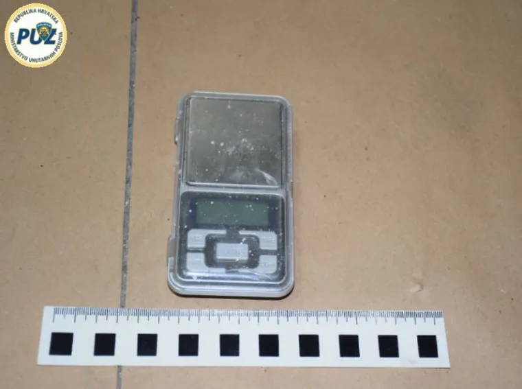 Kriminalističkim istraživanjem, temeljem prikupljenih saznanja da se 33-godi&scaron;njak bavi preprodajom marihuane, kokaina i heroina te da na zapadnom području Zagreba posjeduje nekoliko garaža u kojima skriva navedenu drogu policijski službenici Službe kriminaliteta droga su u četvrtak zatekli i uhitili navedenu osobu u podzemnoj garaži  pored osobnog automobila marke Opel Astra zagrebačkih registarskih oznaka.