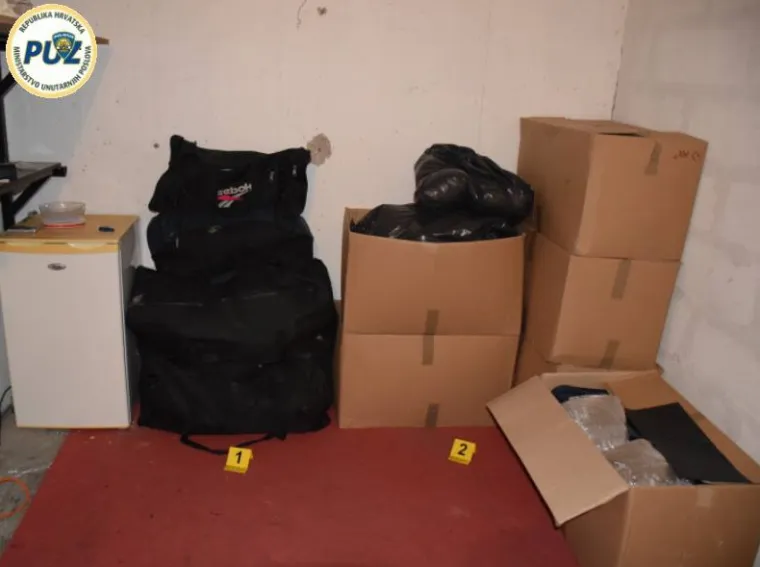 Kriminalističkim istraživanjem, temeljem prikupljenih saznanja da se 33-godi&scaron;njak bavi preprodajom marihuane, kokaina i heroina te da na zapadnom području Zagreba posjeduje nekoliko garaža u kojima skriva navedenu drogu policijski službenici Službe kriminaliteta droga su u četvrtak zatekli i uhitili navedenu osobu u podzemnoj garaži  pored osobnog automobila marke Opel Astra zagrebačkih registarskih oznaka.