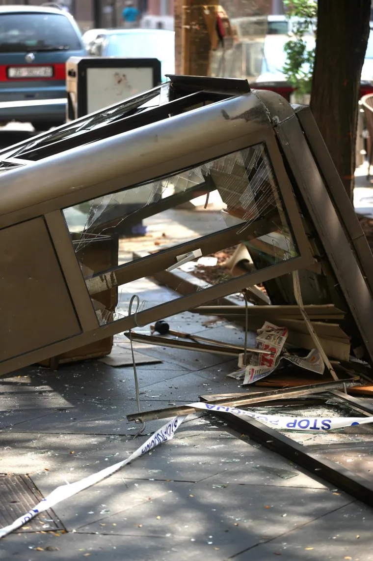 Automobilom se zaletio u pje&scaron;ačku zonu i uni&scaron;tio za&scaron;titarsku kućicu u Martićevoj