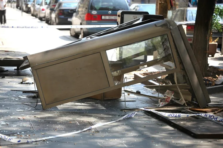 Automobilom se zaletio u pje&scaron;ačku zonu i uni&scaron;tio za&scaron;titarsku kućicu u Martićevoj