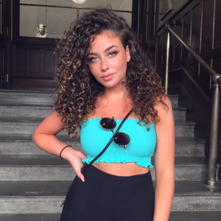 TOLIKO SEKSI DA IM I KOSA IMA OBLINE: Jedva dočekale ljeto da mogu barem odjeću skinuti