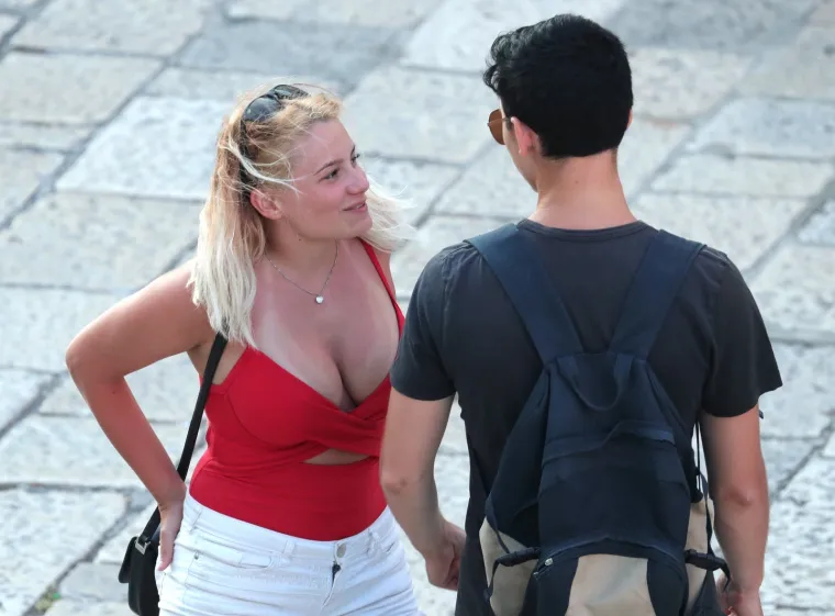 Plavokosa turistkinja plijenila je pažnju suprotnog spola tijekom &scaron;etnje Korčulom.