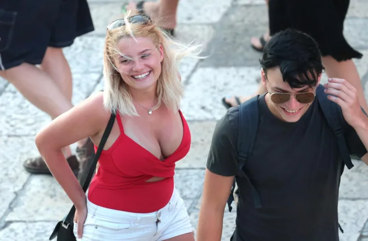 KORČULA SE 'SMRZNULA' KADA JE ONA IZA&Scaron;LA U GRAD: Plavokosa djevojka zaraznim osmijehom osvojila sve oko sebe