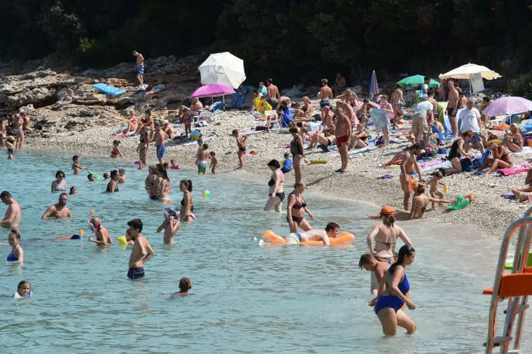 PLAŽE PUNE JO&Scaron; OD RANOG JUTRA: Svi se poku&scaron;avaju barem malo osvježiti