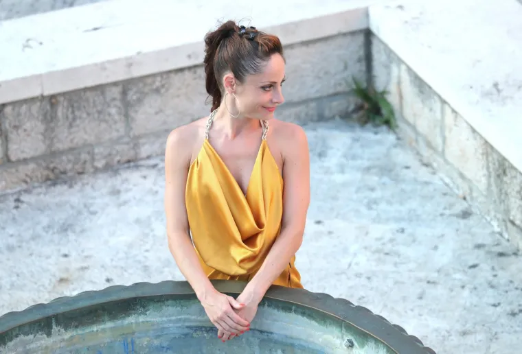 KOGA ČEKA OVA DJEVOJKA NA KORČULI? Ljepotica u zlatnoj haljini plijenila poglede