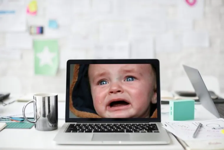 "Nije gre&scaron;ka ali je prebizarno da ne podijelim.  Sređivao sam računalo liku koji je na kao desktopu imao fotografiju sebe kako plače, ali ba&scaron; ono rida. KAda sam ga pitao za&scaron;to, rekao je "ljudi snimaju selfije samo kako se smiju. Za&scaron;to ne bi imali &scaron;iri raspon emocija na selfijima"  "Evo za&scaron;to" odgovorio sam pokazujući na njegov dekstop.