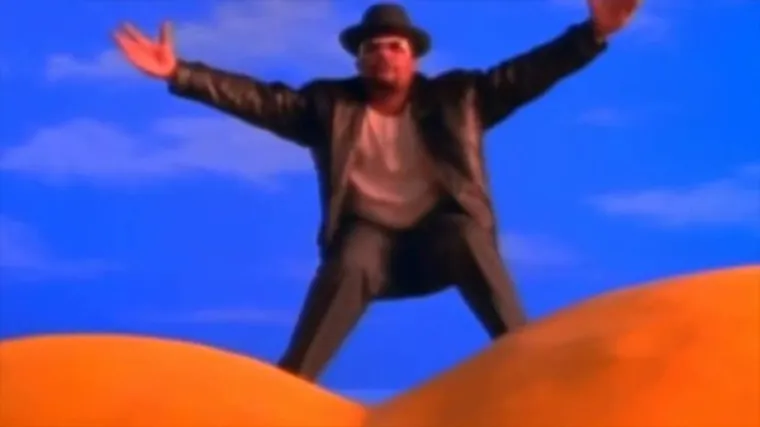 Indijac je odlazio iz firime. Bio je prilično staromodan, konzervativan lik. Jedan od onih strogo profesionalnih likova koji se ne &scaron;ale previ&scaron;e niti previ&scaron;e pričaju. Bio je i prilično visoko u hijerarhiji, odmah ispod direktora. U svakom slučaju, kad je odlazio kako bi osnovao vlastitu firmu, rashodovao je svoj laptop. Čovjek bi mislio da netko tko radi u tehnolo&scaron;koj tvrtci zna  koristiti incognito mode ili barem očistiti povijest. Ne ba&scaron;.  Svaku sekudnu, kada nije bio na  emailu ili radio prezentacije -velike crne guze. Dok je bio na poslu, stalno je pretraživao porniće sa bujnim crnim guzama, a to je i sve &scaron;to je radio kad je zavr&scaron;io s poslom.  Ne kao ono, do&scaron;ao doma i 20 minuta gledao porniće, nego je svaki dan vi&scaron;e od &scaron;est sati gledao velike crne guze.